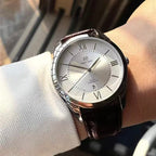 1PC Men's Watch, Analog Quartz Movement, Simple Textured Silver Dial, Calendar Function, Coffee-Colored Leather Strap, SUS304 Stainless Steel Case, Gift for Family and Friends, Quartz Wristwatches（sold：1850）