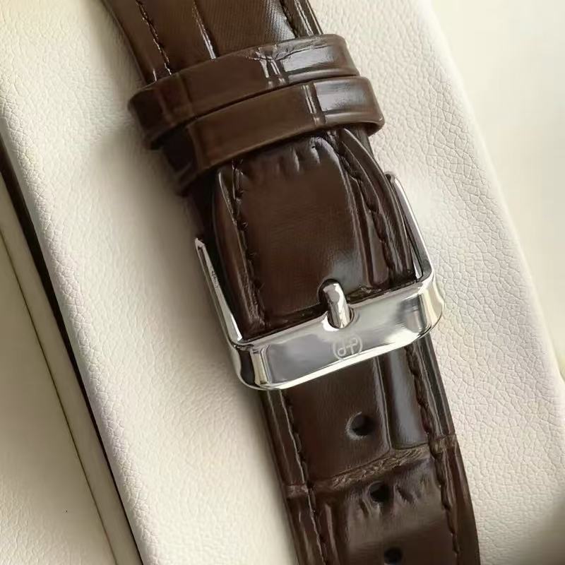 1PC Men's Watch, Analog Quartz Movement, Simple Textured Silver Dial, Calendar Function, Coffee-Colored Leather Strap, SUS304 Stainless Steel Case, Gift for Family and Friends, Quartz Wristwatches（sold：1850）